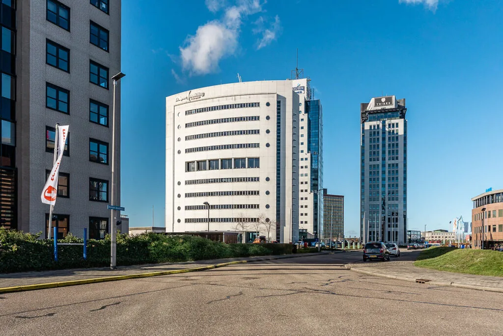 Straatbeeld van Rivium Quadrant in Capelle aan den IJssel met moderne kantoorgebouwen onder een heldere blauwe lucht.